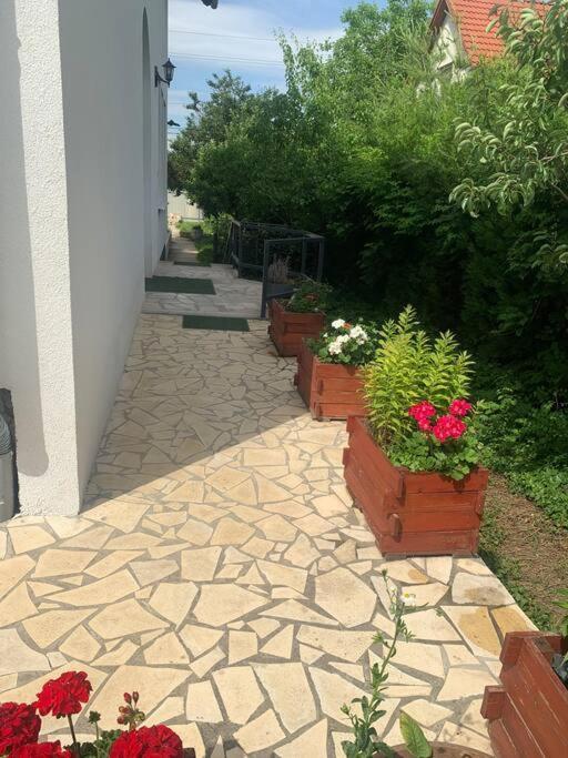 Ferienwohnung Erd - Csendes, Kenyelmes Csaladi Haz Exterior foto