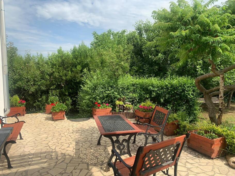 Ferienwohnung Erd - Csendes, Kenyelmes Csaladi Haz Exterior foto