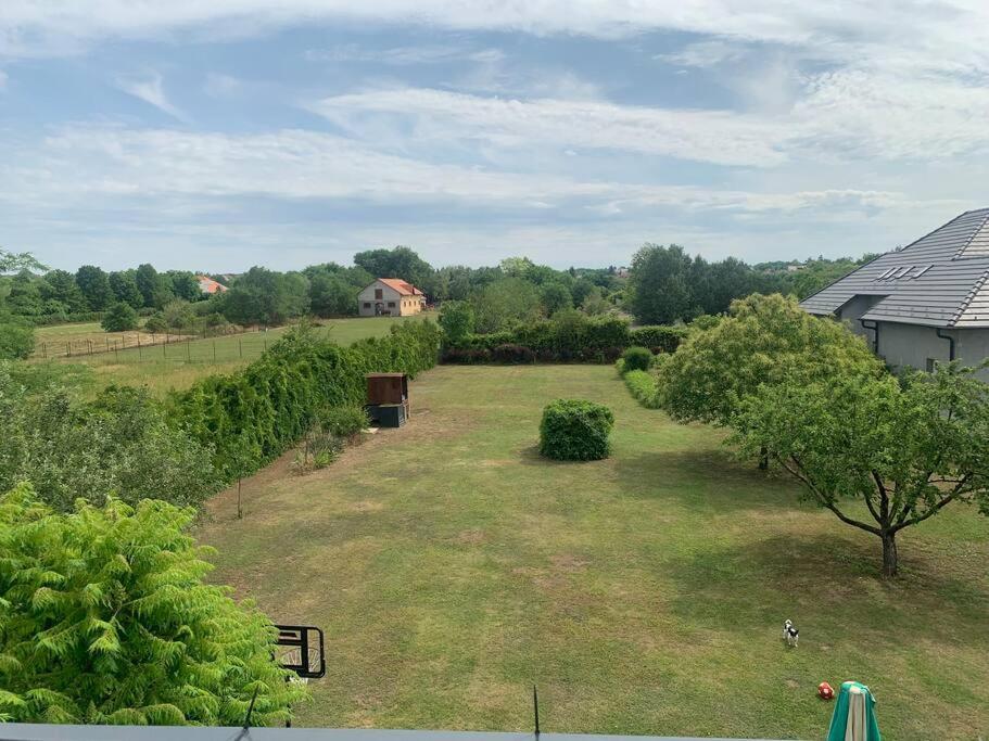 Ferienwohnung Erd - Csendes, Kenyelmes Csaladi Haz Exterior foto